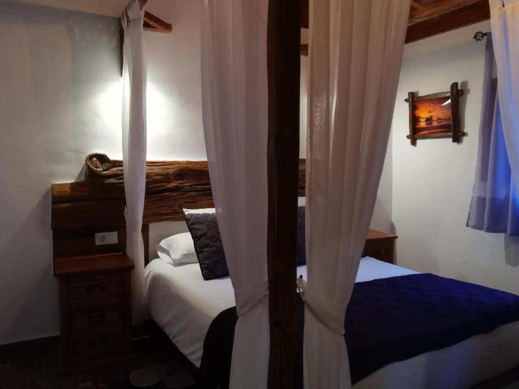 A bed or beds in a room at Casas Rurales Los Guinderos