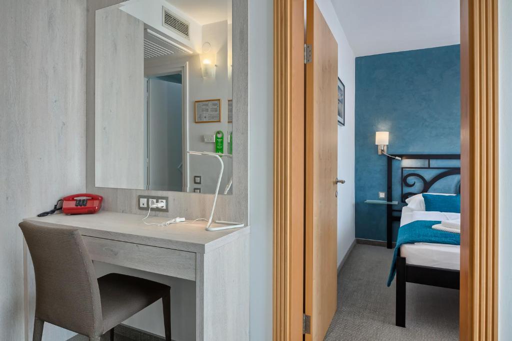 Postel nebo postele na pokoji v ubytování Hotel Porec