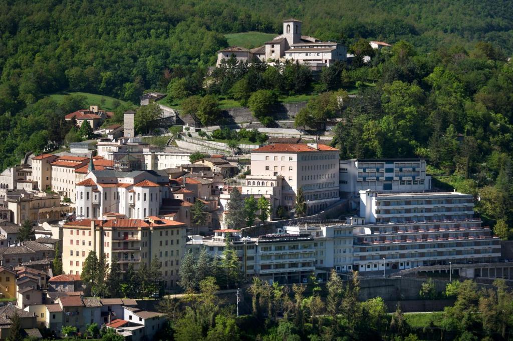 Nespecifikovaný výhled na destinaci Cascia nebo výhled na město při pohledu z hotelu