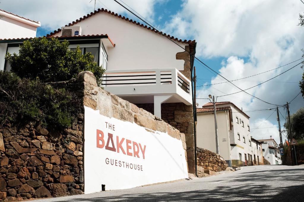 un edificio con un cartello che legge la struttura del panificio di The Bakery Guesthouse a Fundão