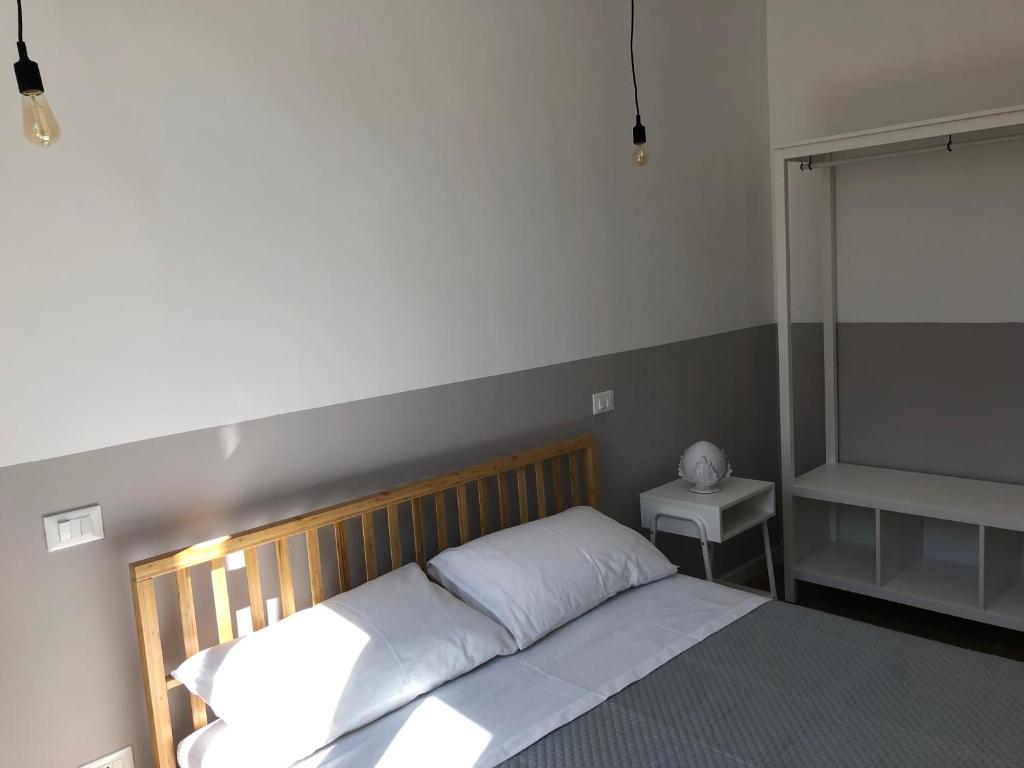 sypialnia z łóżkiem z białą pościelą i prysznicem w obiekcie Il pumo pugliese w mieście San Severo