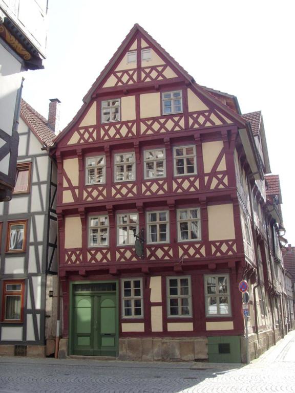 a brown and white building with a green door at Gästehaus Tanzwerder in Hannoversch Münden