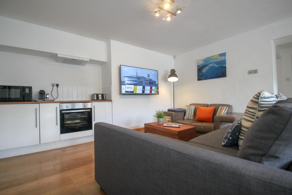 Gallery image of Town Centre, 2 x Double bedroom apartment with smart TV, full kitchen & great 1400 power shower! in Dartmouth