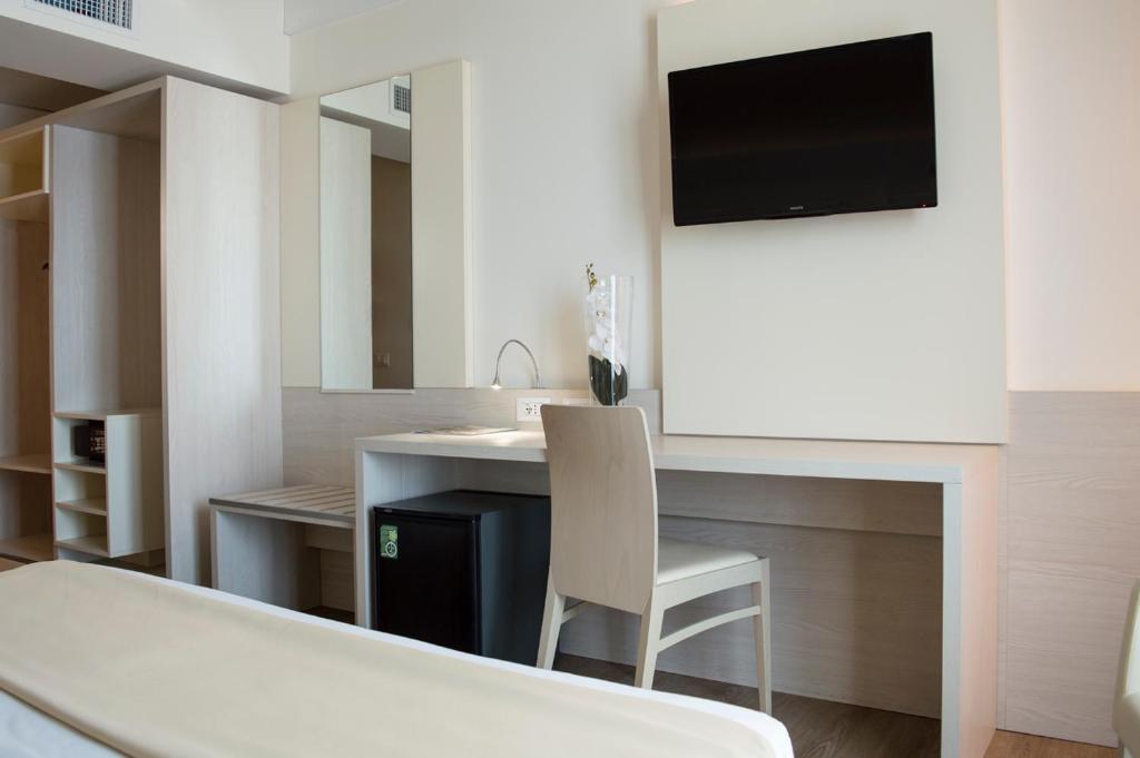 TV a/nebo společenská místnost v ubytování Hotel Alexander