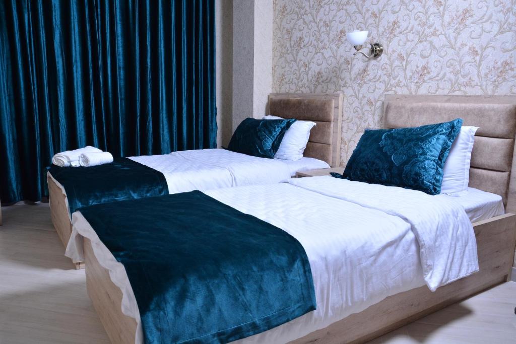 เตียงในห้องที่ Global Hotel Baku