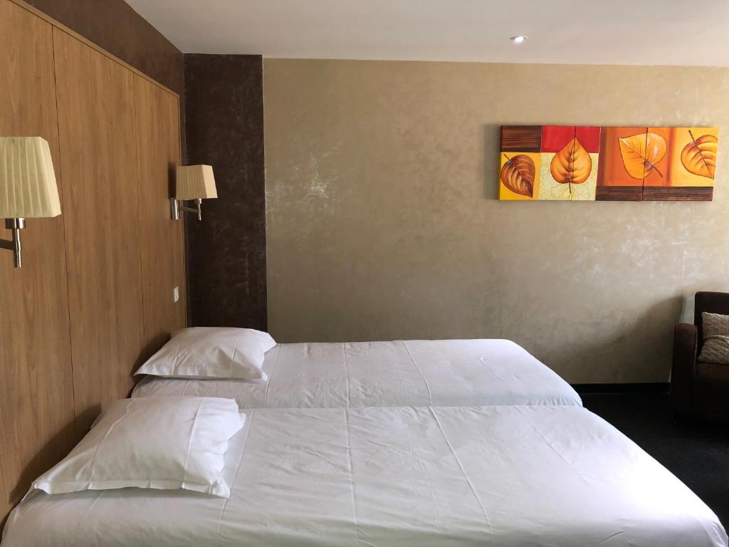 Postel nebo postele na pokoji v ubytování Logis L'Hôtel D'Arc