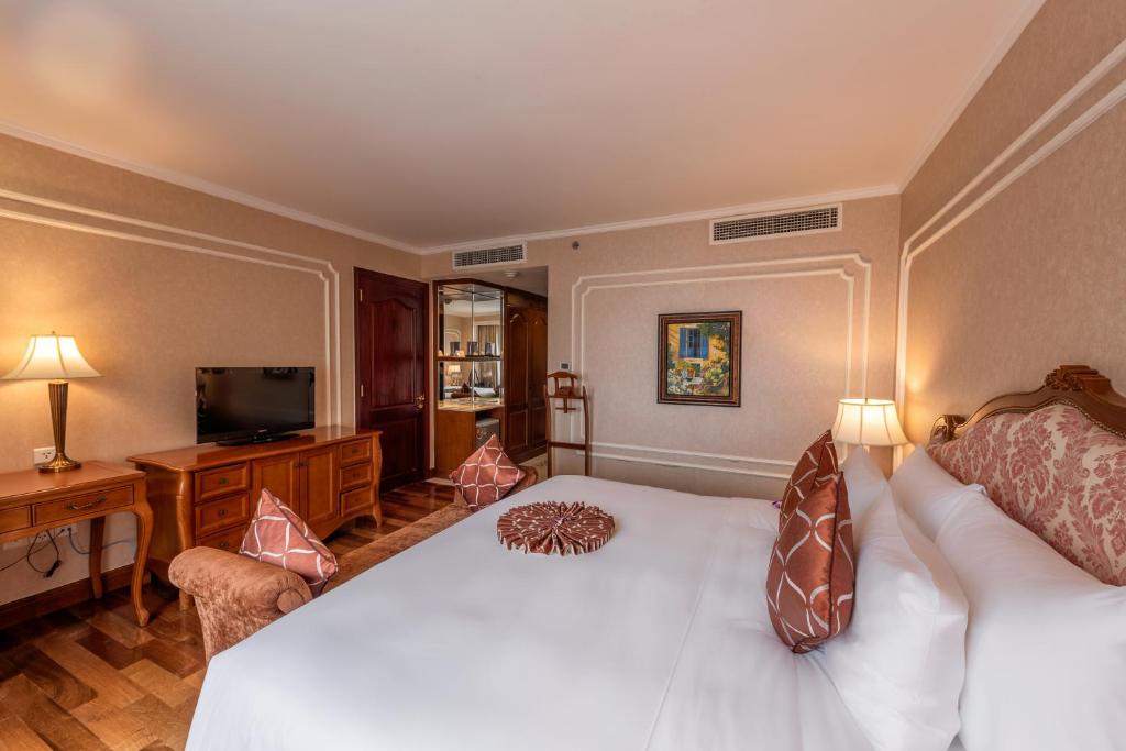 Suite Luxury Có Giường Cỡ King Nhìn Ra Thành Phố Hoặc Sông