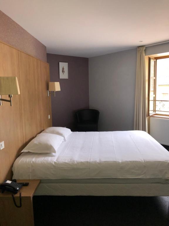 Postel nebo postele na pokoji v ubytování Logis L'Hôtel D'Arc