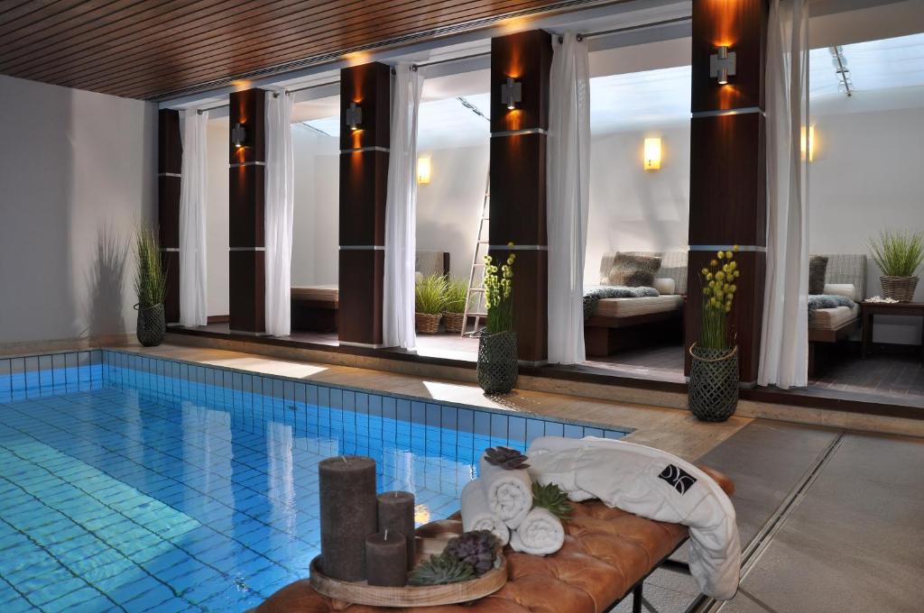 a swimming pool in a villa with a swimming pool at Hotel Eggers Hamburg in Hamburg