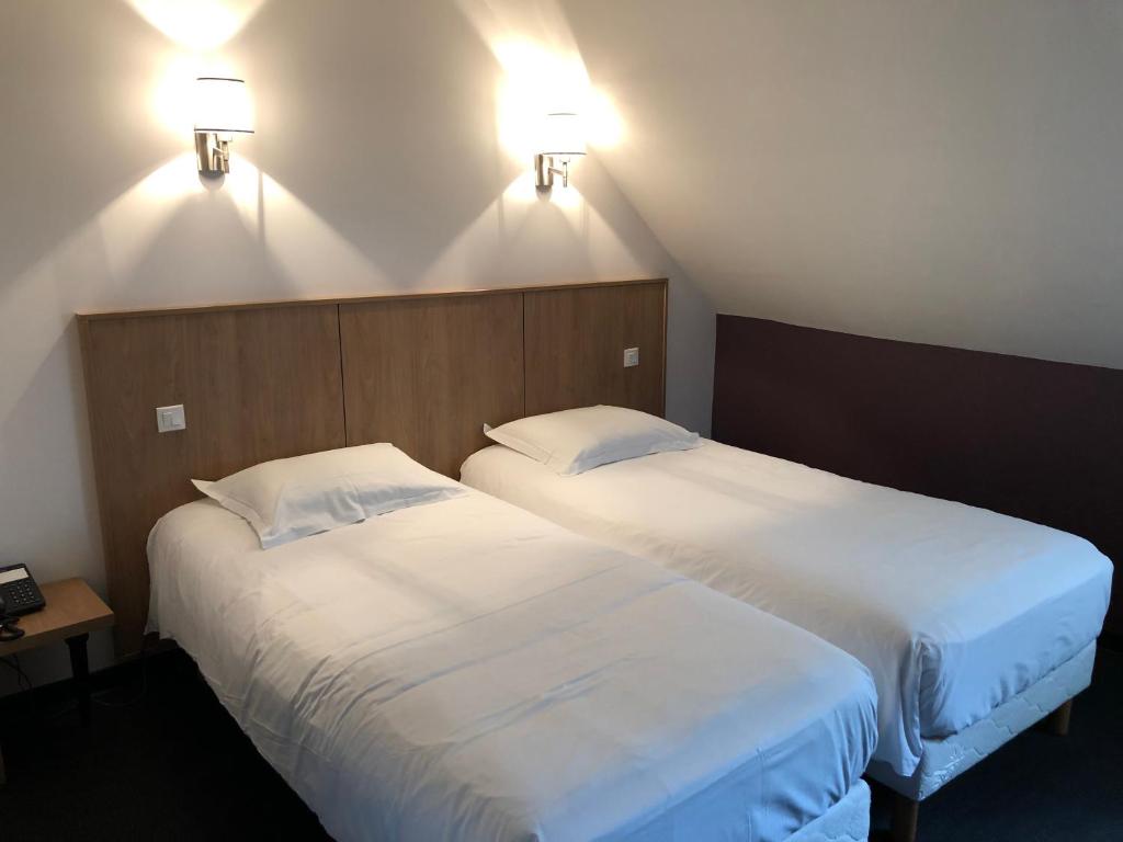 Postel nebo postele na pokoji v ubytování Logis L'Hôtel D'Arc