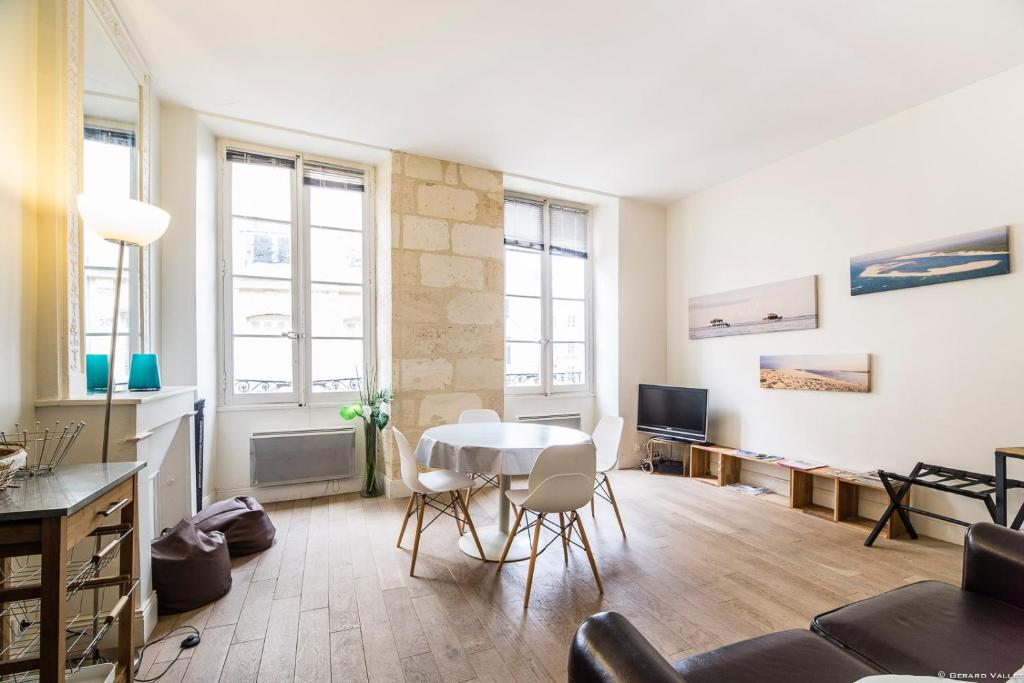 a living room with a table and chairs at alsace in Bordeaux