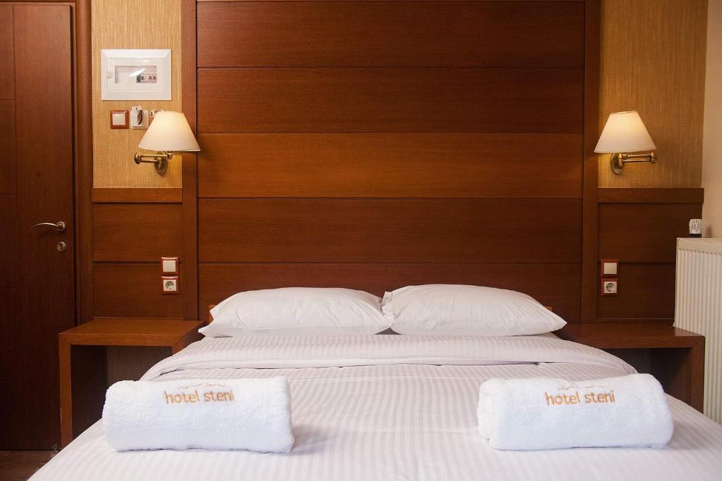 Postel nebo postele na pokoji v ubytování Hotel Steni