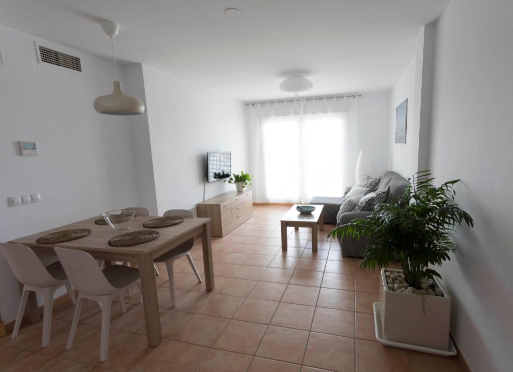 - un salon avec une table et un canapé dans l'établissement Mar y tierra, à Conil de la Frontera