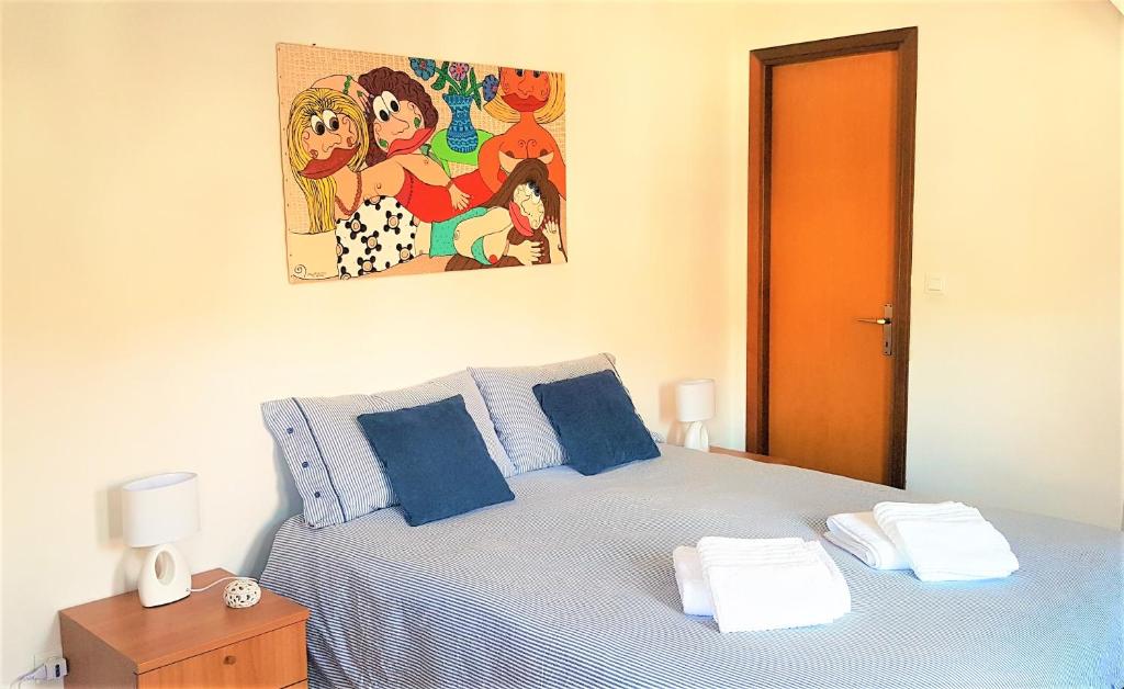ein Schlafzimmer mit einem Bett und einem Wandgemälde in der Unterkunft A pochi passi dal Mare in Gaeta