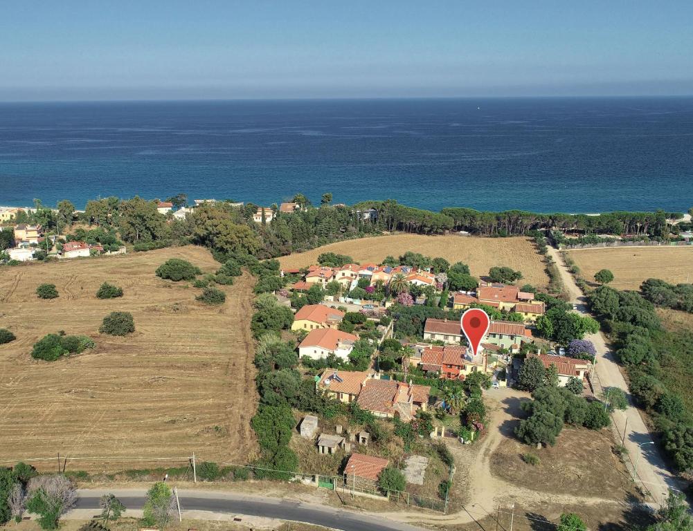 uma vista aérea de uma aldeia com um balão vermelho em Casa Janas em Bari Sardo