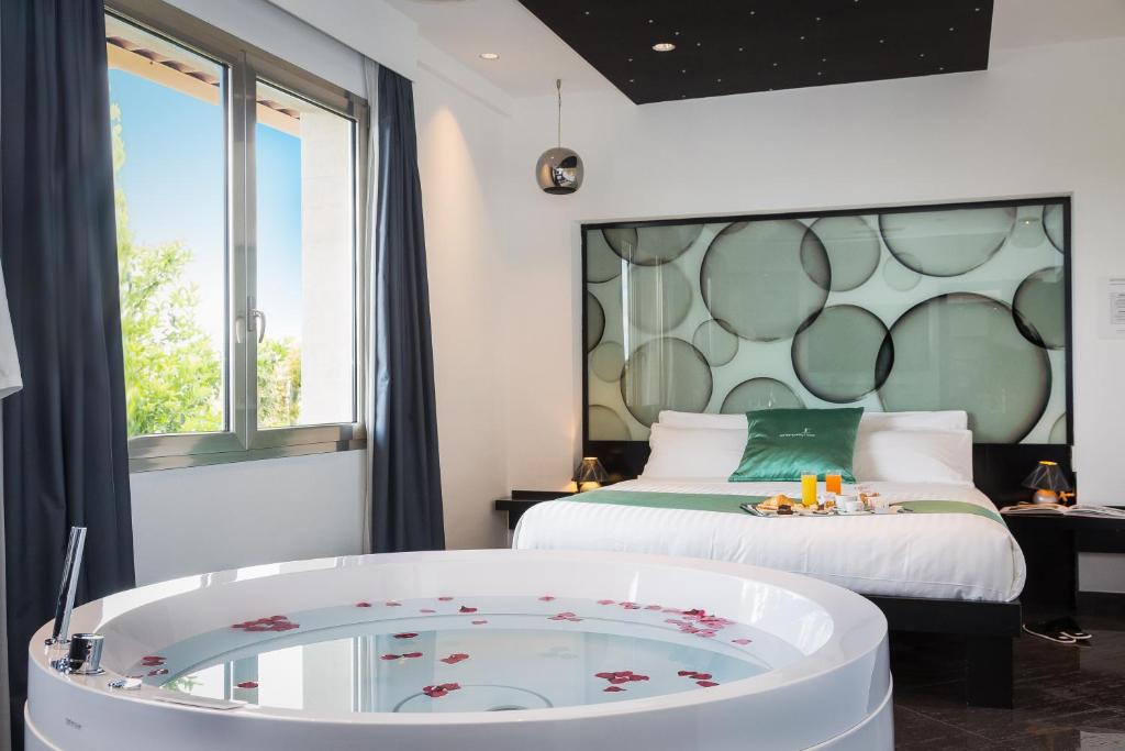 een slaapkamer met een bed en een bad bij JC Hotel in Rome