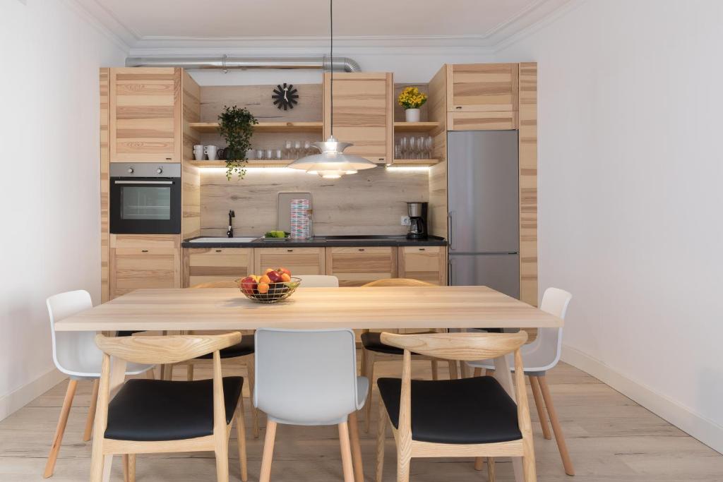 A kitchen or kitchenette at Casa Cosi - Eixample 3
