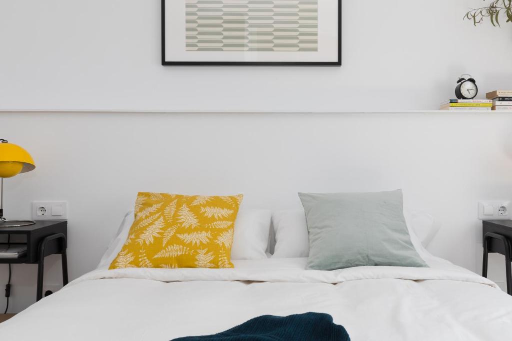 A bed or beds in a room at Casa Cosi - Eixample 3