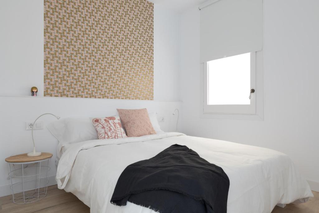 A bed or beds in a room at Casa Cosi - Eixample 3