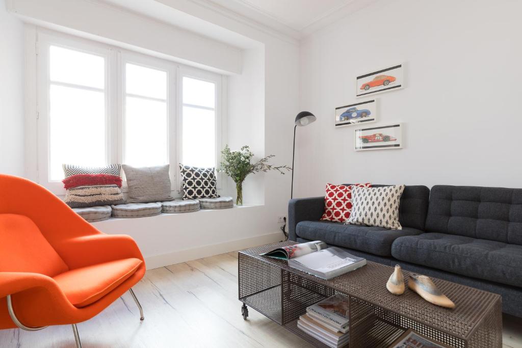 a living room with a couch and a chair at Casa Cosi - Eixample 3 in Barcelona