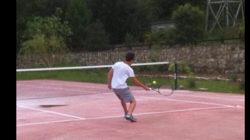 Tenis lub squash w obiekcie Posada El Urogallo en el Valle de Cabuérniga lub w pobliżu