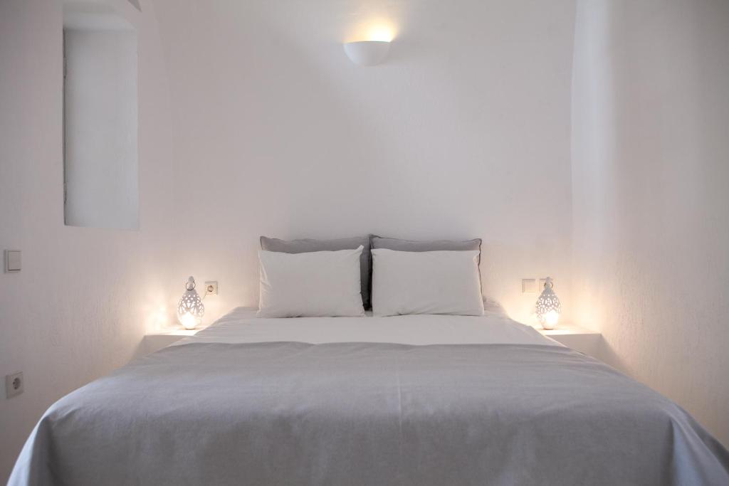 Postel nebo postele na pokoji v ubytování Radiant Santorini