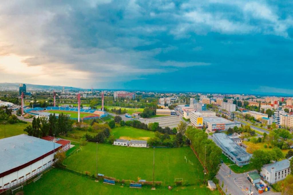 una vista aérea de una ciudad con un parque en Juls Apartment next to football and hockey stadium, en Bratislava