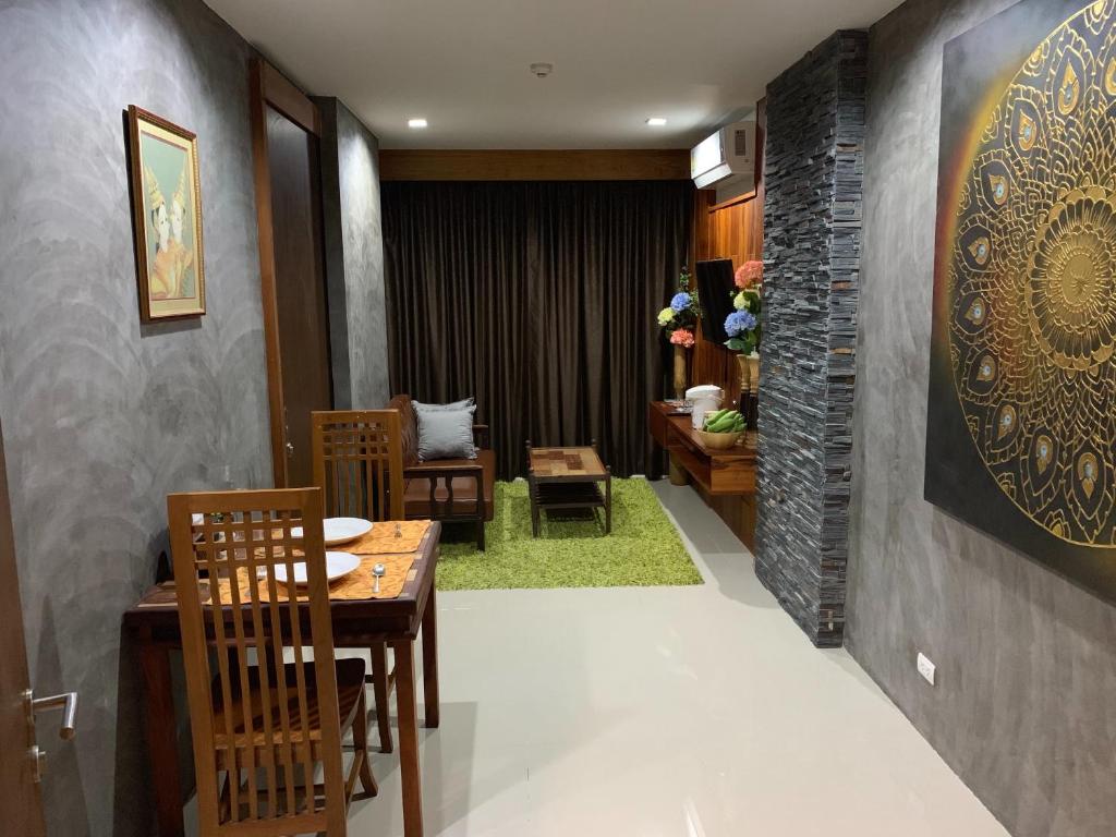 comedor con mesa y sillas en Baan View Viman by PW en Hua Hin