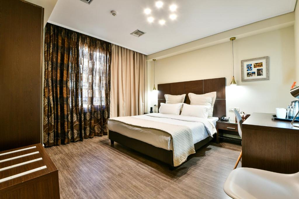 Tempat tidur dalam kamar di Athens Way