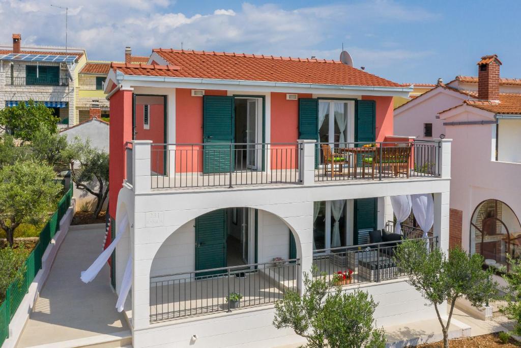 een huis met een balkon in een stad bij Villa Basic in Sevid
