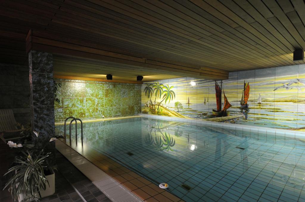 duży basen w budynku w obiekcie Hotel Waldersee w Hanowerze