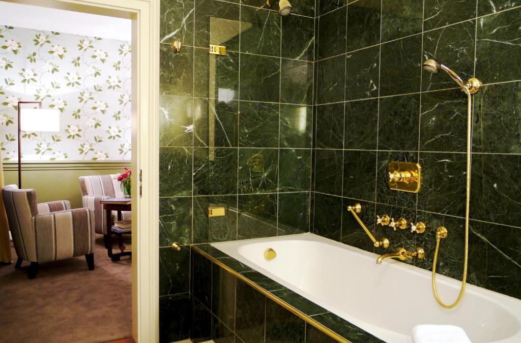 Koupelna v ubytování Romantik Hotel Das Lindner
