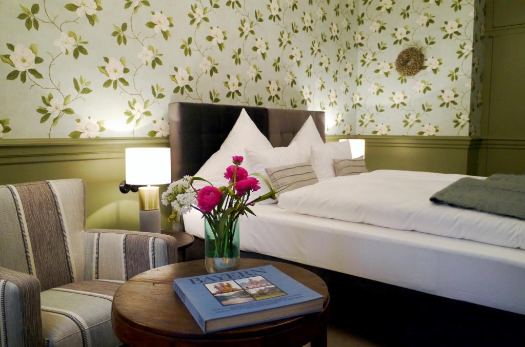 Postel nebo postele na pokoji v ubytování Romantik Hotel Das Lindner