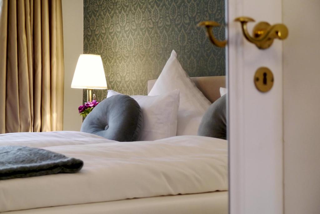 Postel nebo postele na pokoji v ubytování Romantik Hotel Das Lindner
