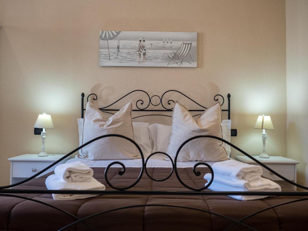 מיטה או מיטות בחדר ב-Affittacamere Lunamar