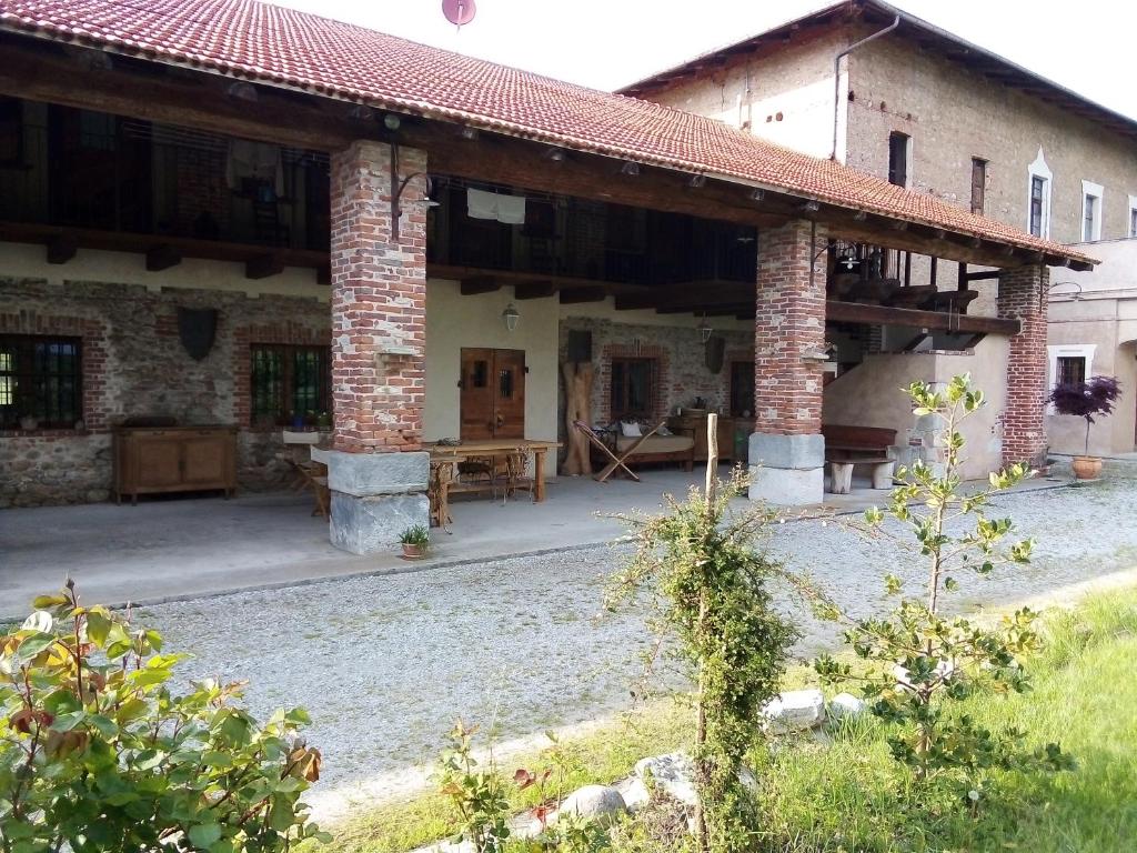 zewnętrzny widok na budynek z patio w obiekcie B&B Cascina dell'eco w mieście Busca