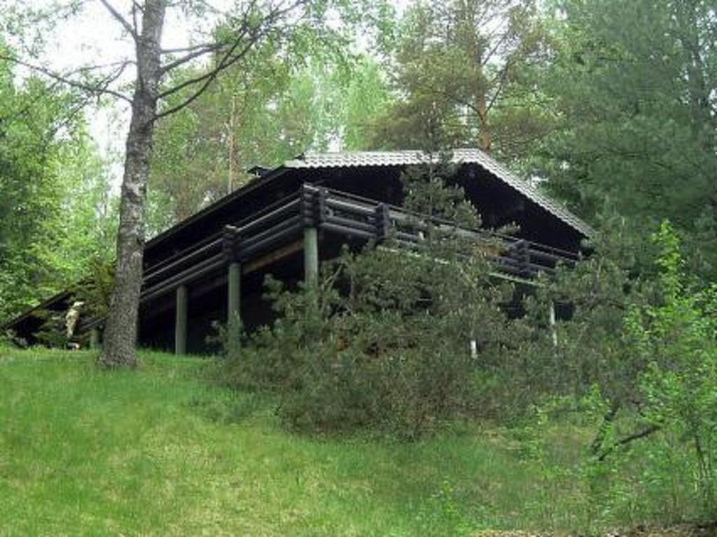una cabaña de madera en medio de un bosque en Holiday Home Sokeelampi by Interhome, en Matku