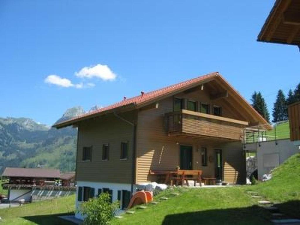 uma pequena casa com uma varanda numa colina em Apartment Panorama- Chalet by Interhome em Blankenburg