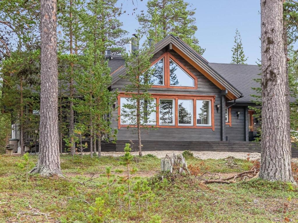 una casa en el bosque con árboles en Holiday Home Homma by Interhome, en Kyrö