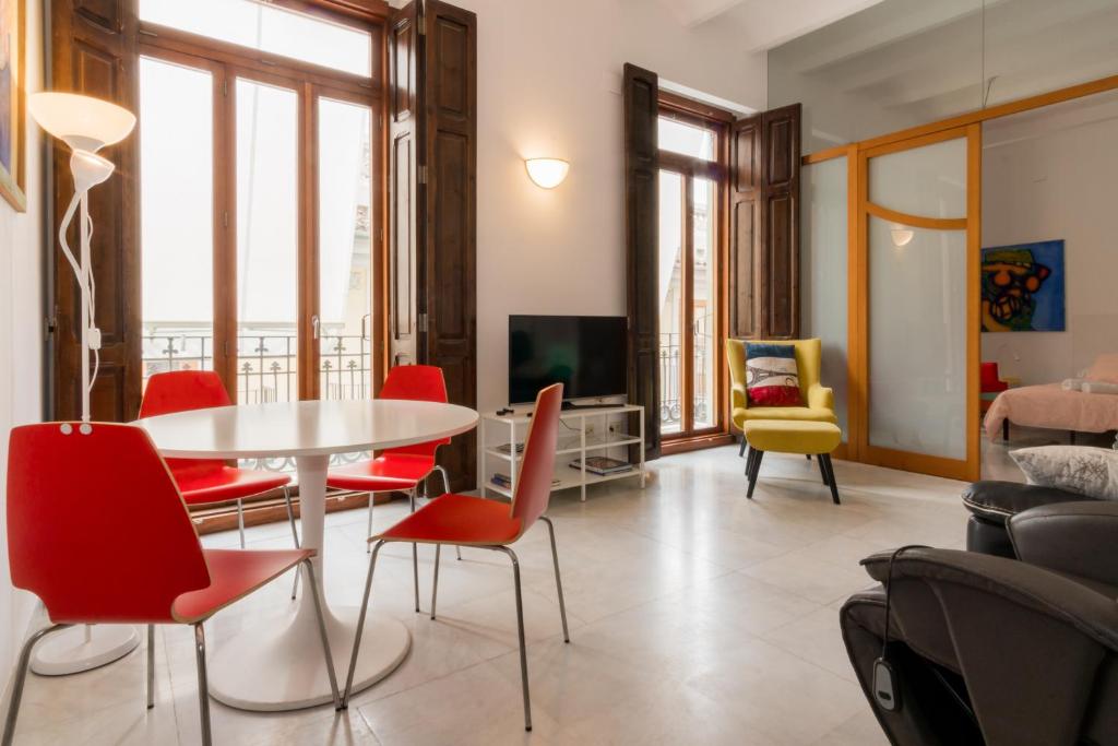 a living room with a table and chairs at Style Peydro Apartament. Center-Wifi in Valencia