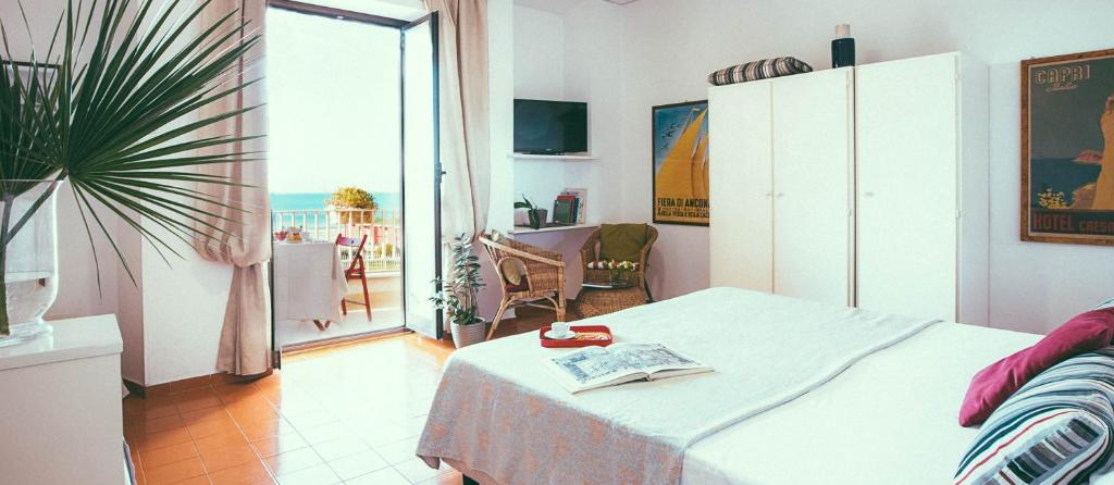 Pokój ze stołem i widokiem na ocean w obiekcie Hotel Sirenetta w mieście Lido di Ostia