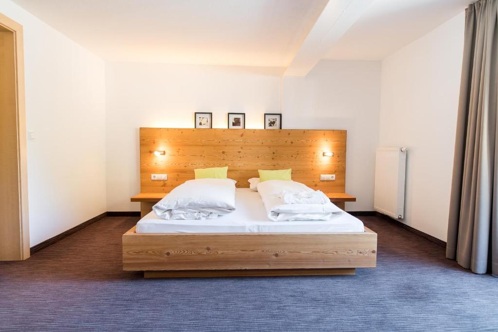 Postel nebo postele na pokoji v ubytování Hotel zum See