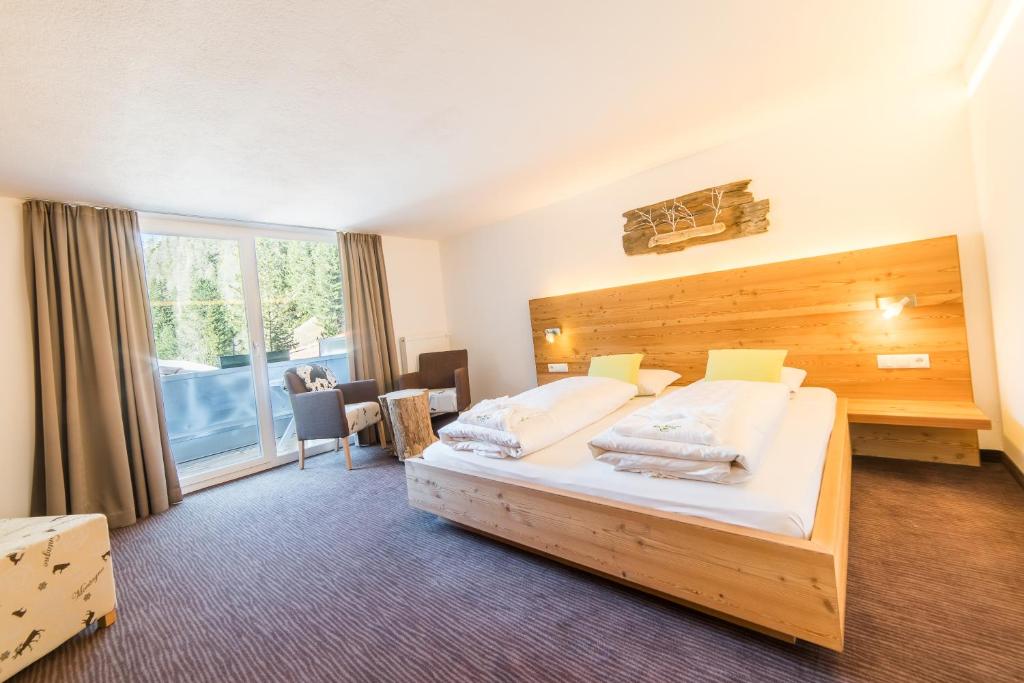 Postel nebo postele na pokoji v ubytování Hotel zum See