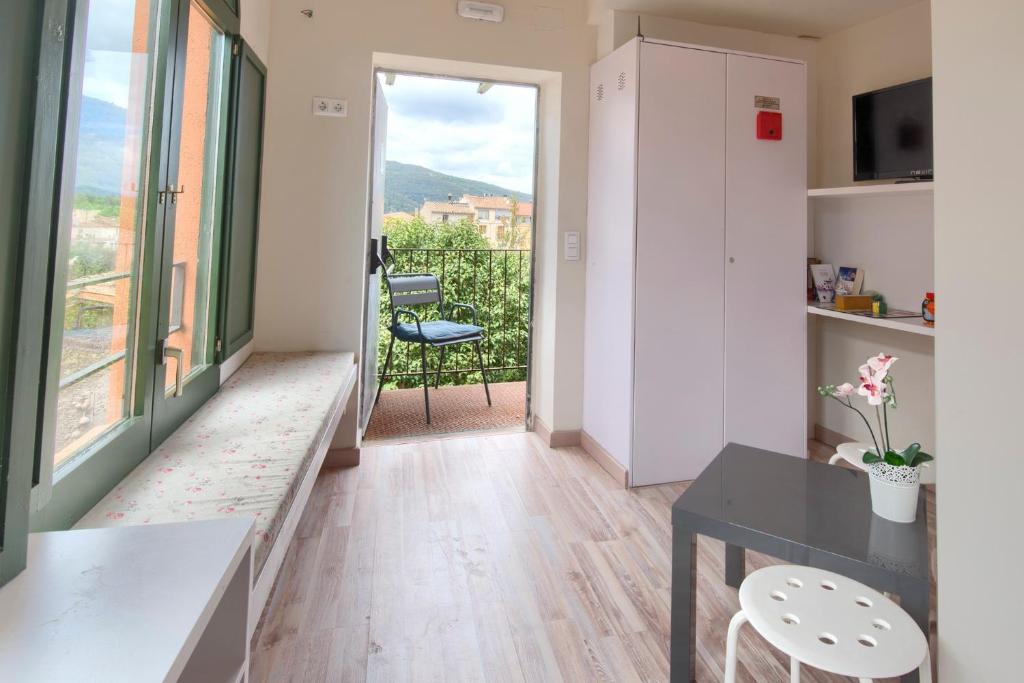 Televízia a/alebo spoločenská miestnosť v ubytovaní Hotel 3 Arcs