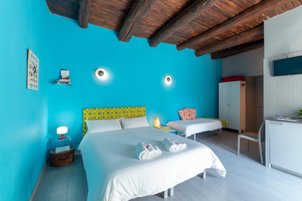 una camera blu con un letto e una parete blu di B&B AL LARGO a Pozzuoli