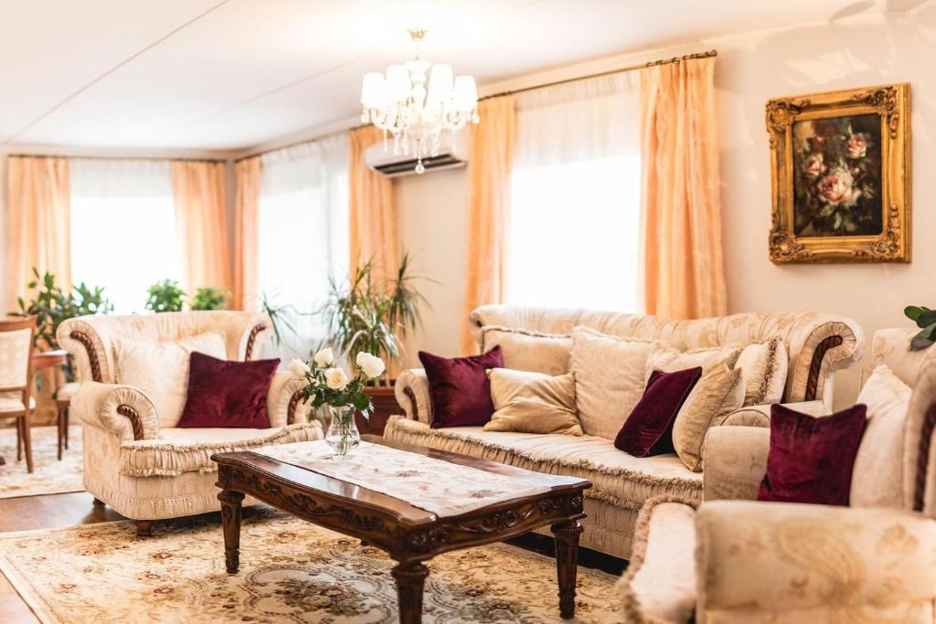 uma sala de estar com sofás e uma mesa de centro em Raua 13 em Tartu