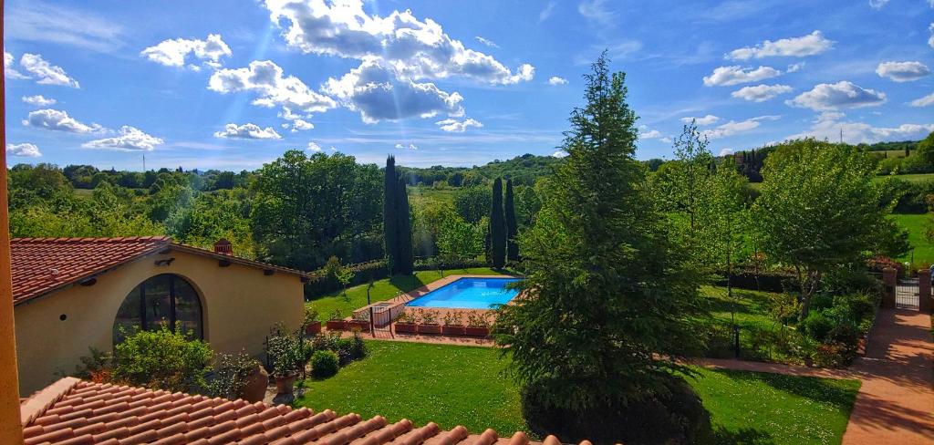 een luchtzicht op een tuin met een zwembad bij Torrebianca Tuscany in Rignano sull'Arno