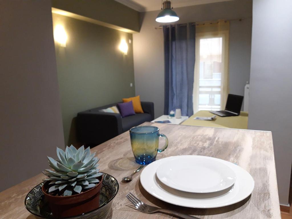 una mesa con un plato y un vaso en ella en Renovated apartment close to Exarchia square en Atenas