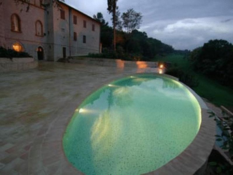 Bazén v ubytování Castello Montegiove nebo v jeho okolí