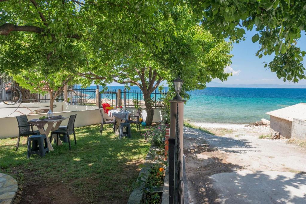斯卡拉索提羅斯的住宿－Ioanna Studios，享有海滩美景,配有桌椅